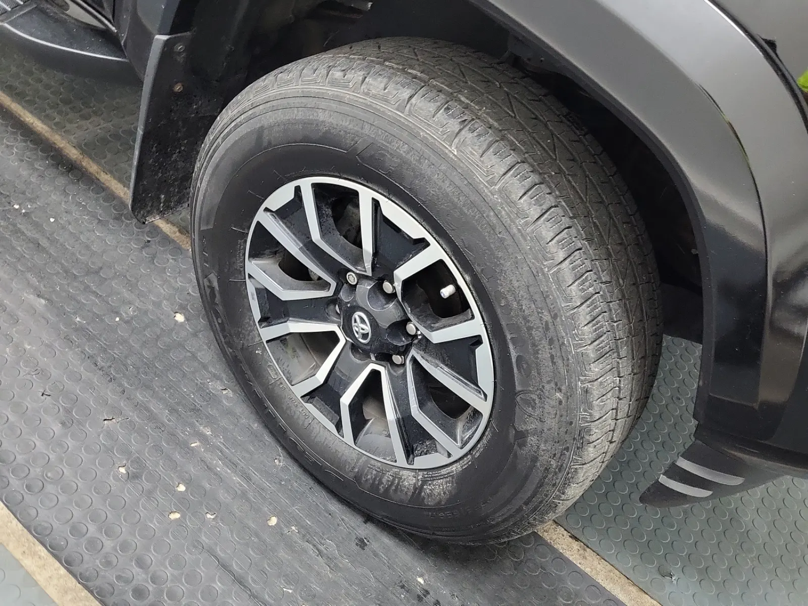 Right Front Wheel/Tire Photo