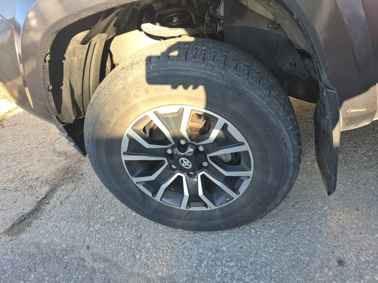 Front driver wheel/tire photo