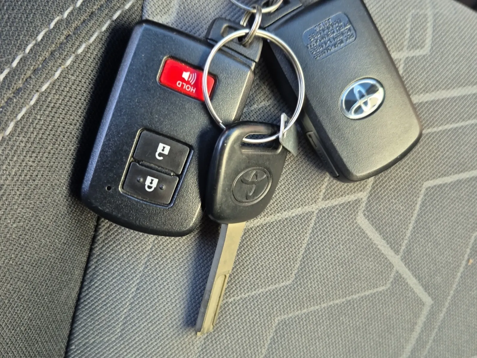 Keys/Fobs/Manual Photo