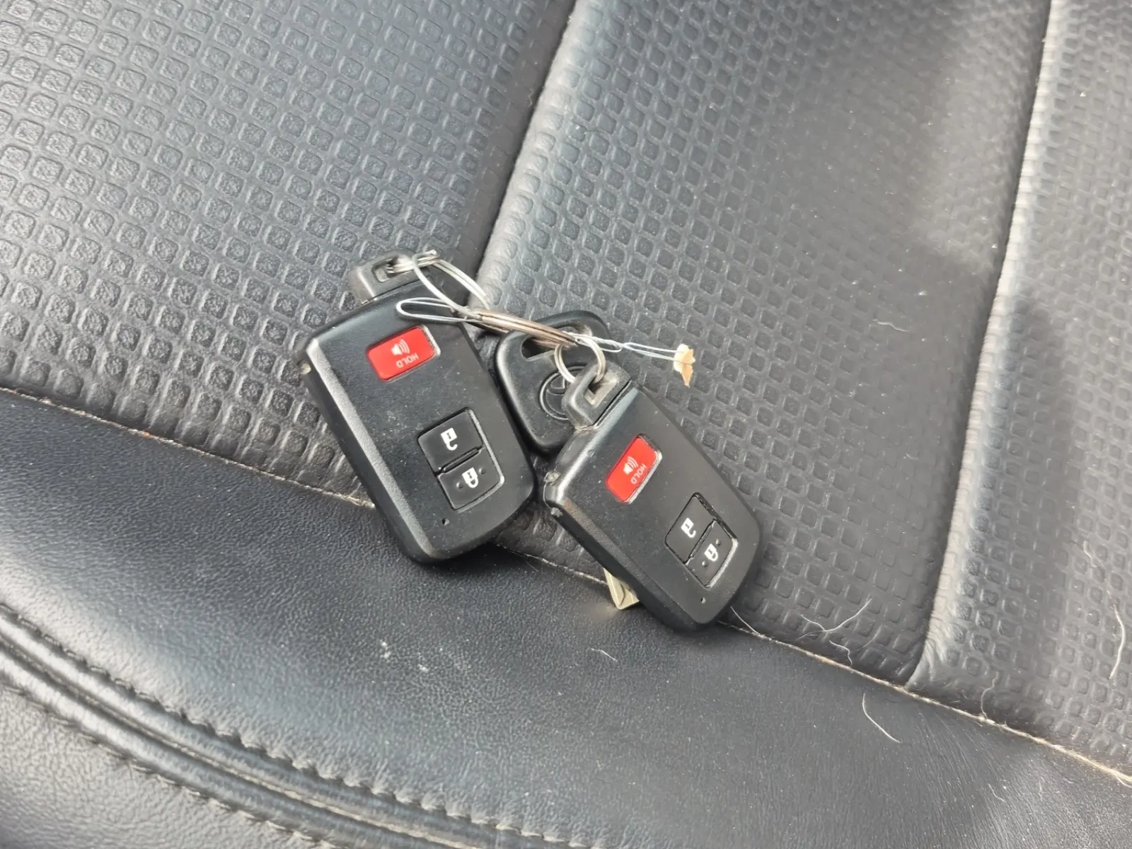 Keys/Fobs/Manual Photo