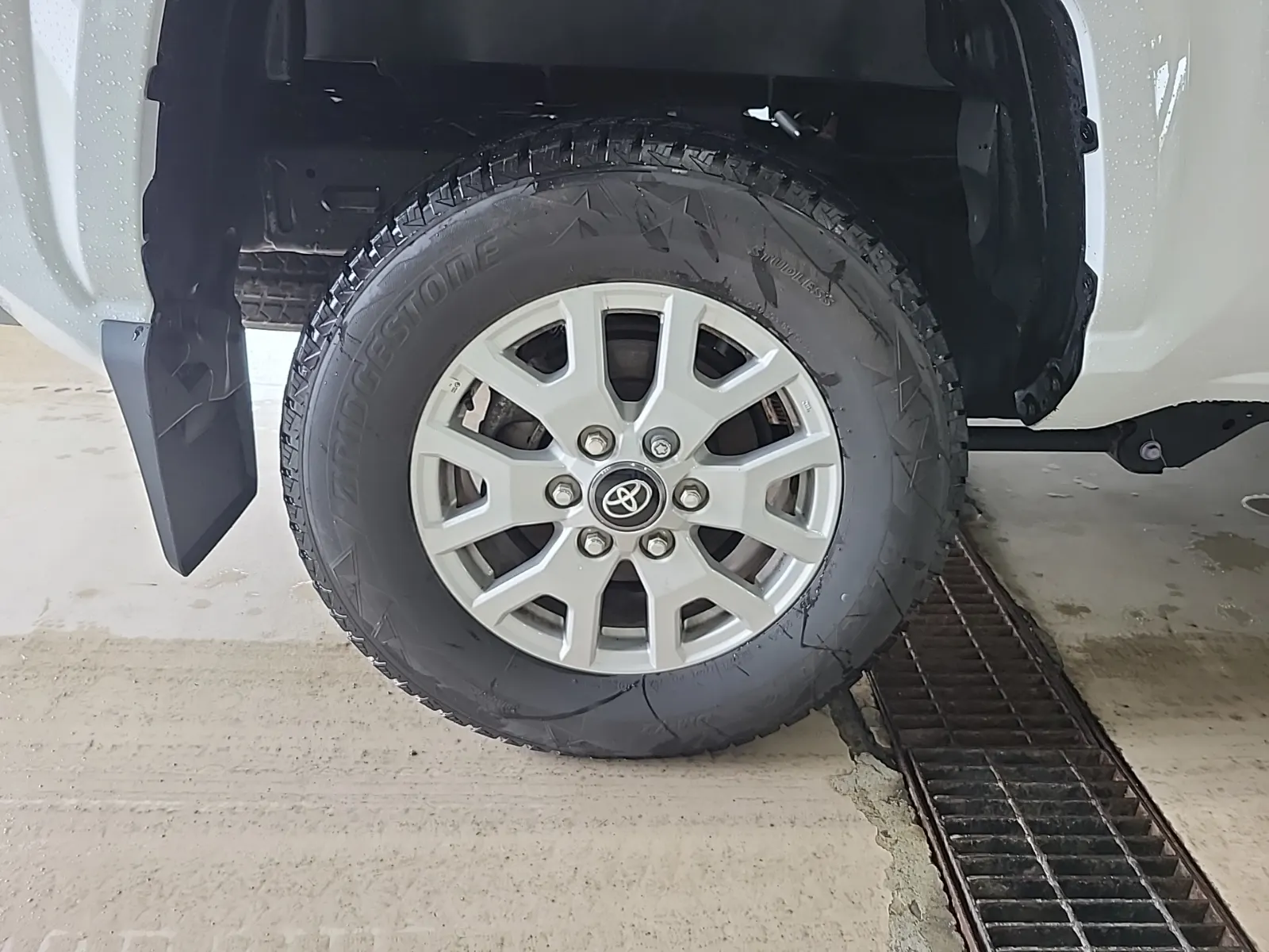 Right Rear Wheel/Tire Photo