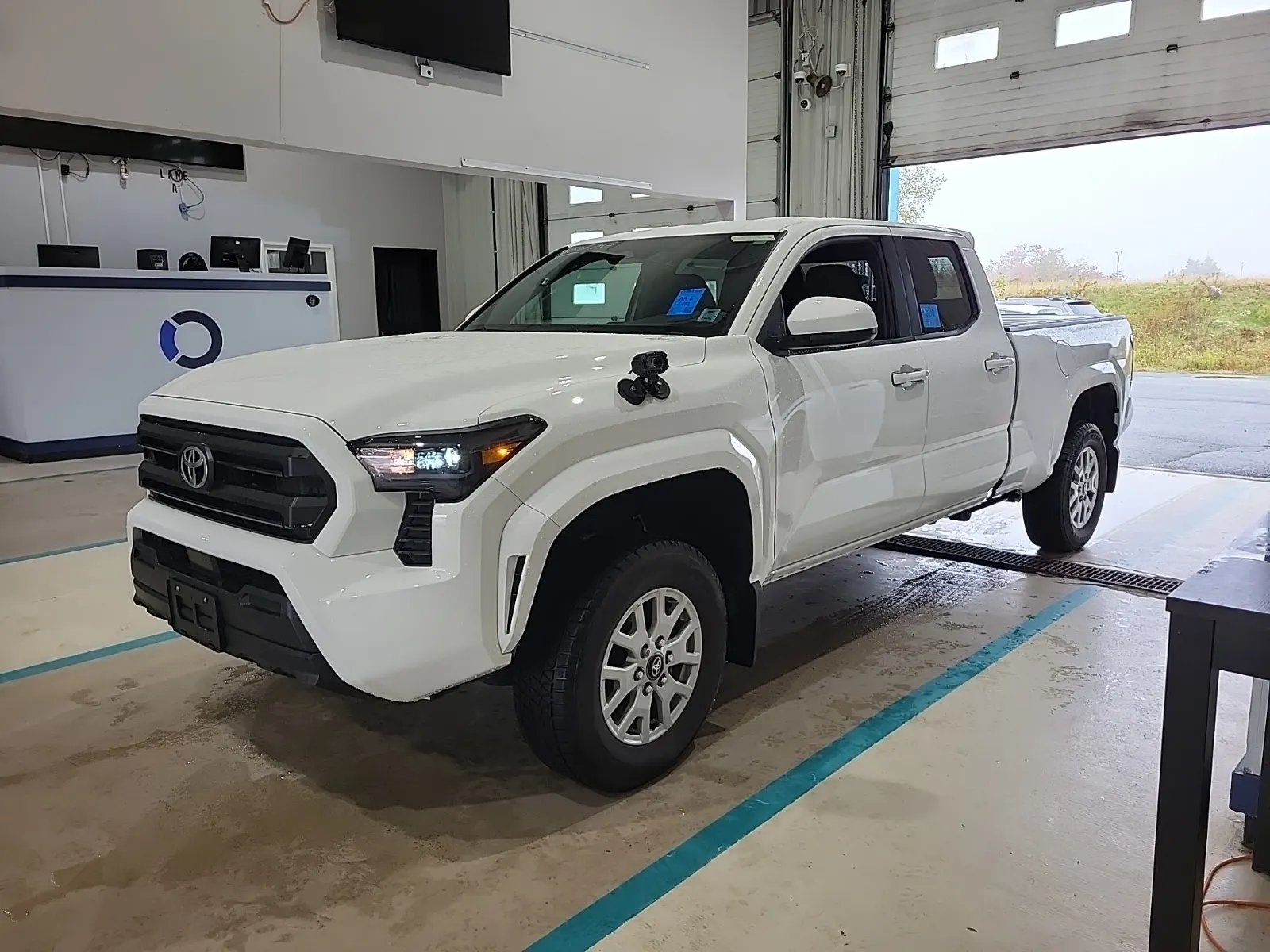 Front driver 3/4 photo