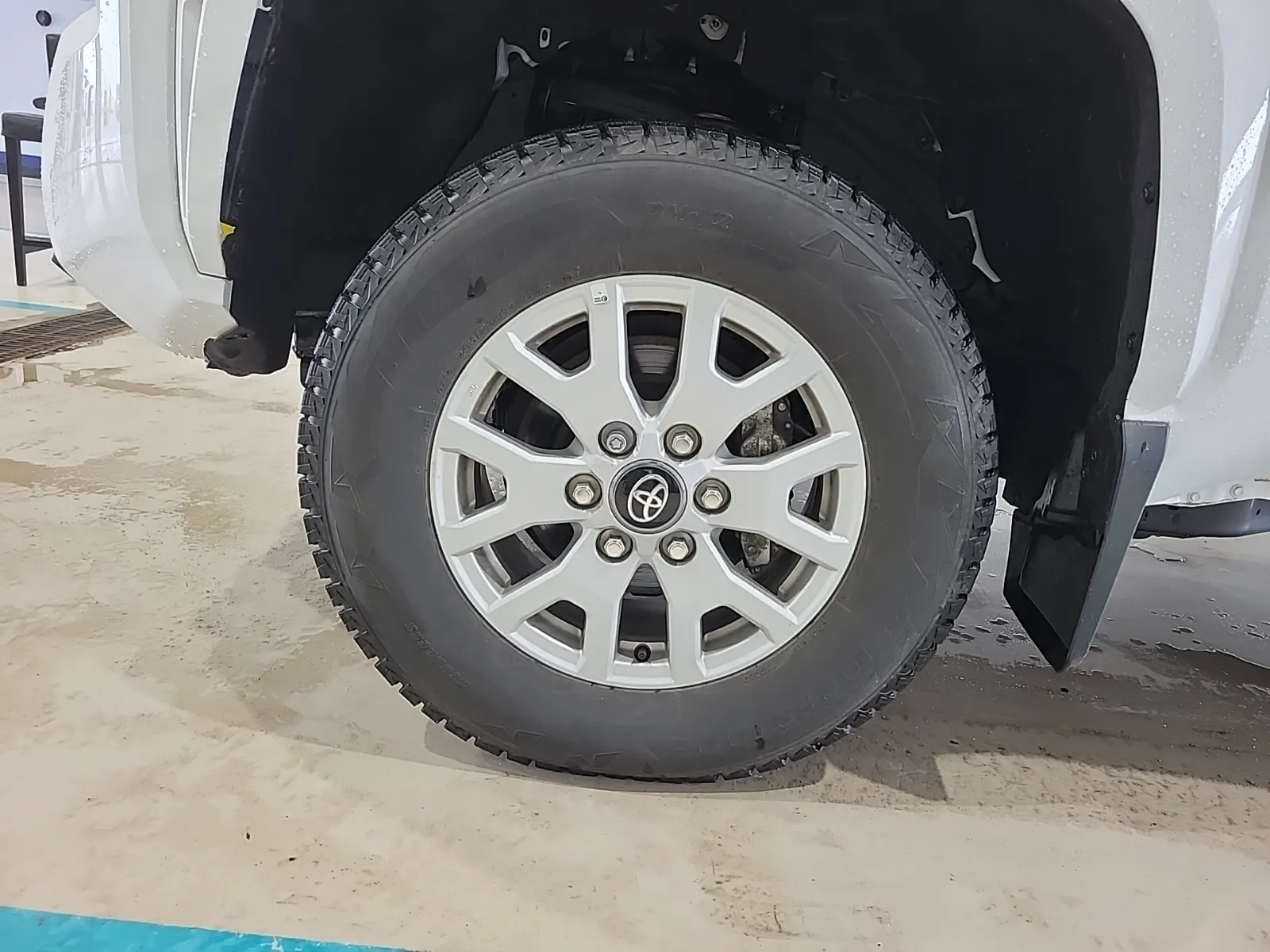 Front driver wheel/tire photo