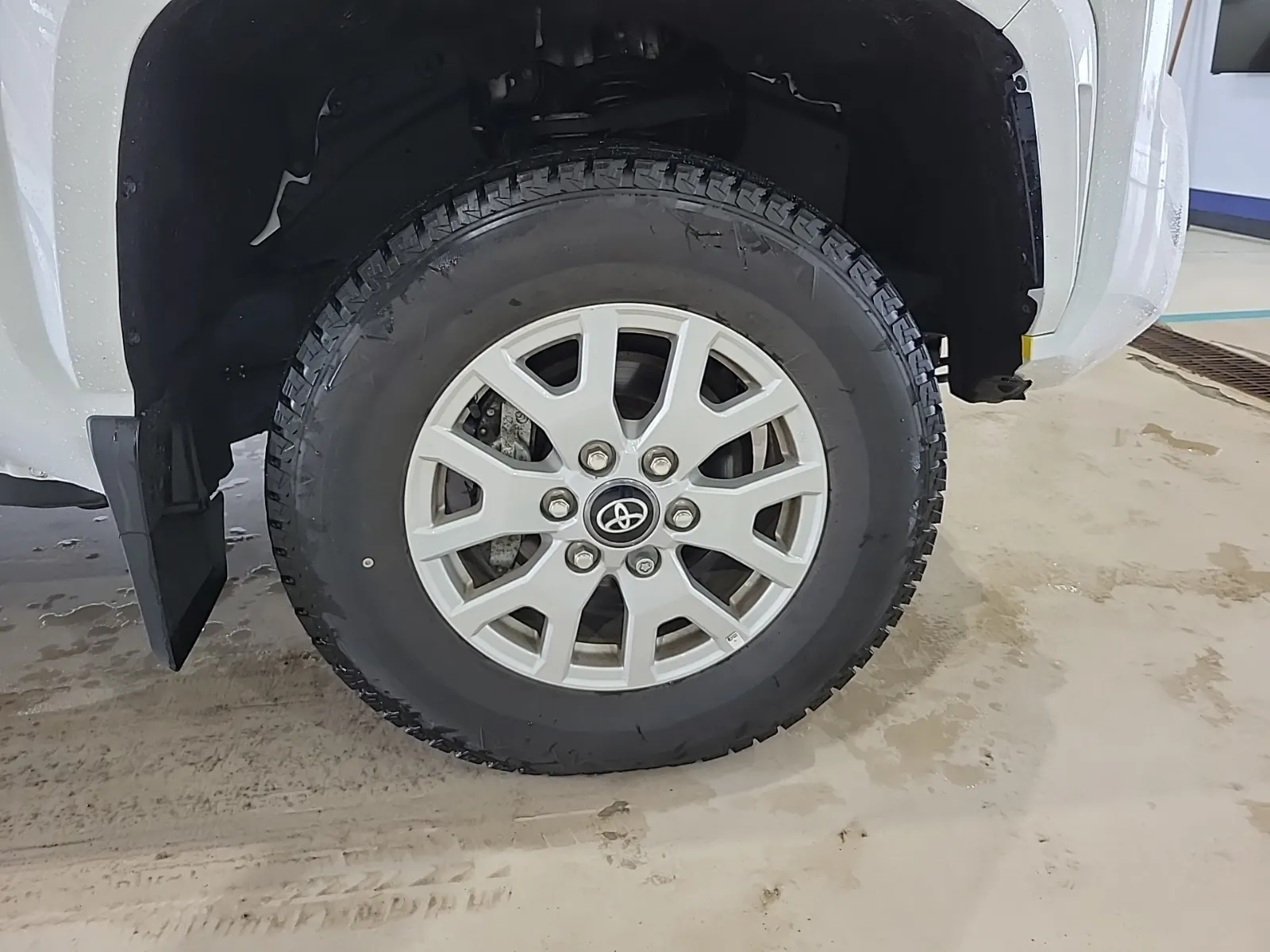 Right Front Wheel/Tire Photo