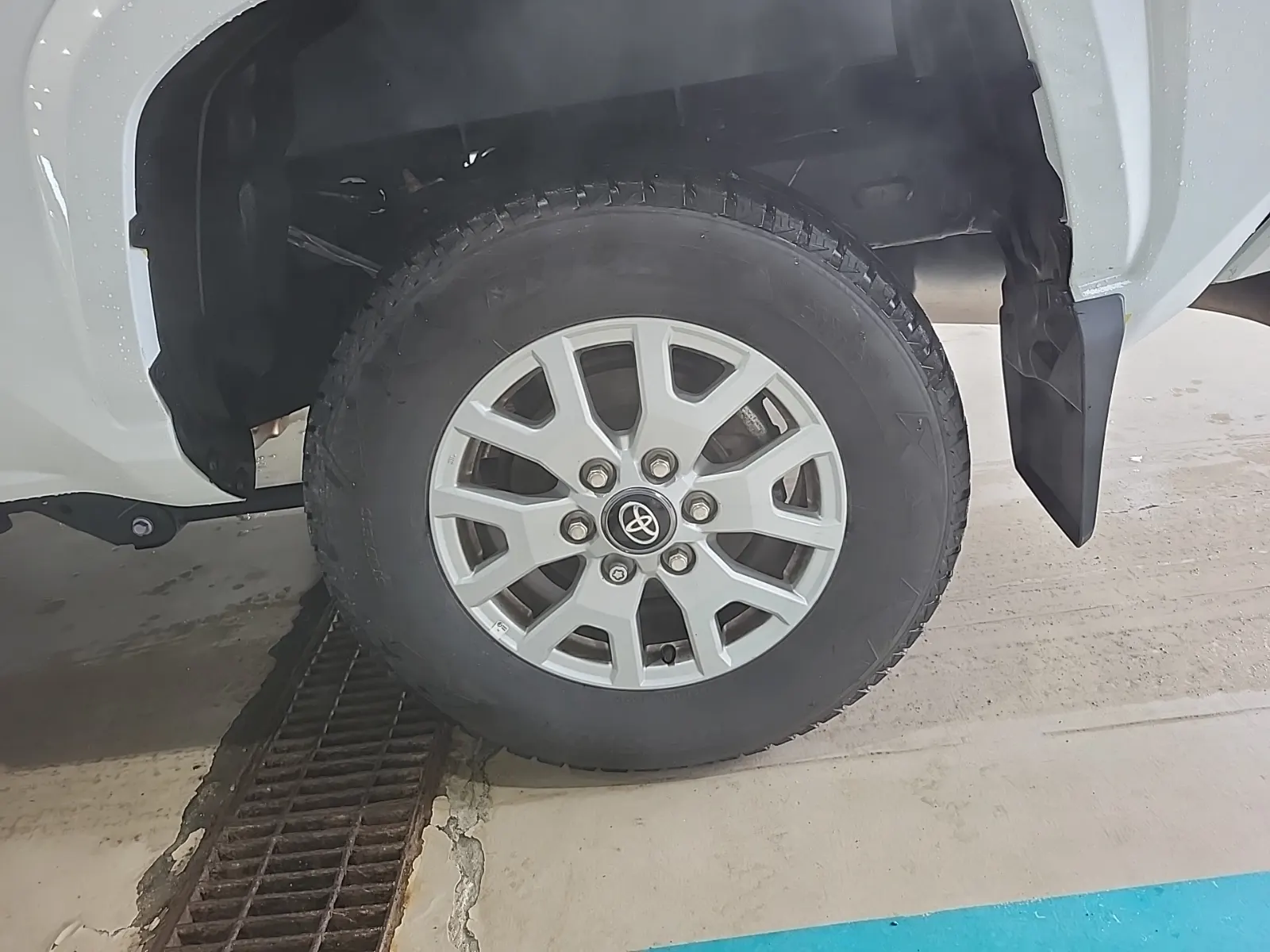 Left Rear Wheel/Tire Photo