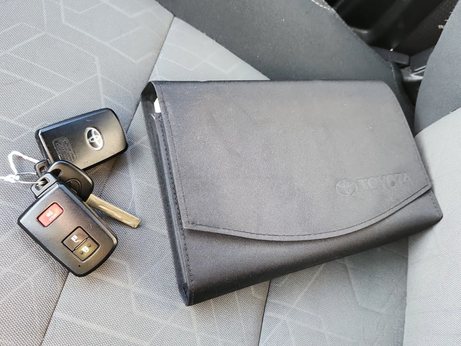 Keys/Fobs/Manual Photo