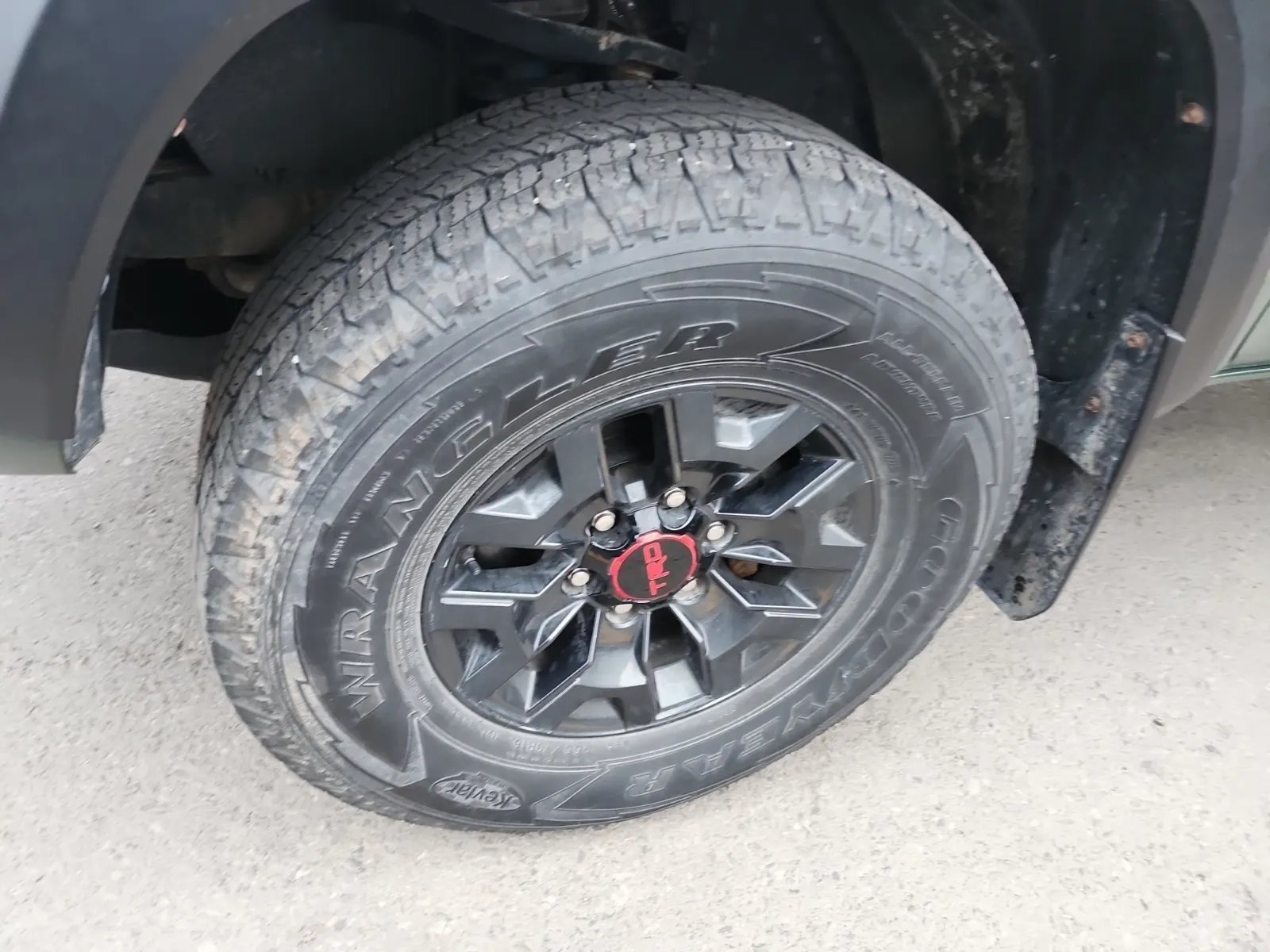 Front driver wheel/tire photo