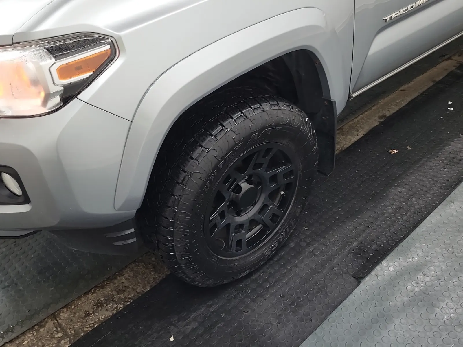 Front driver wheel/tire photo