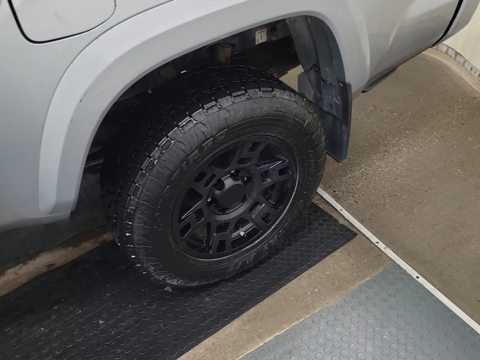 Left Rear Wheel/Tire Photo