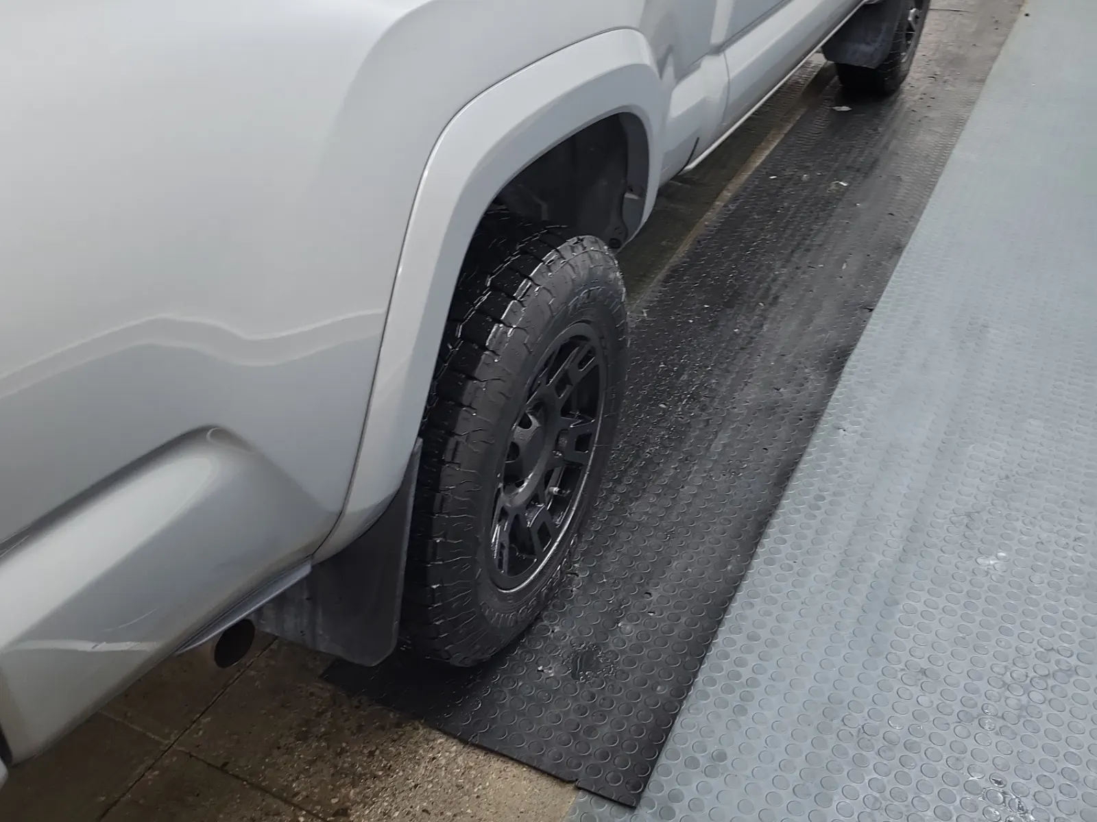Right Rear Wheel/Tire Photo