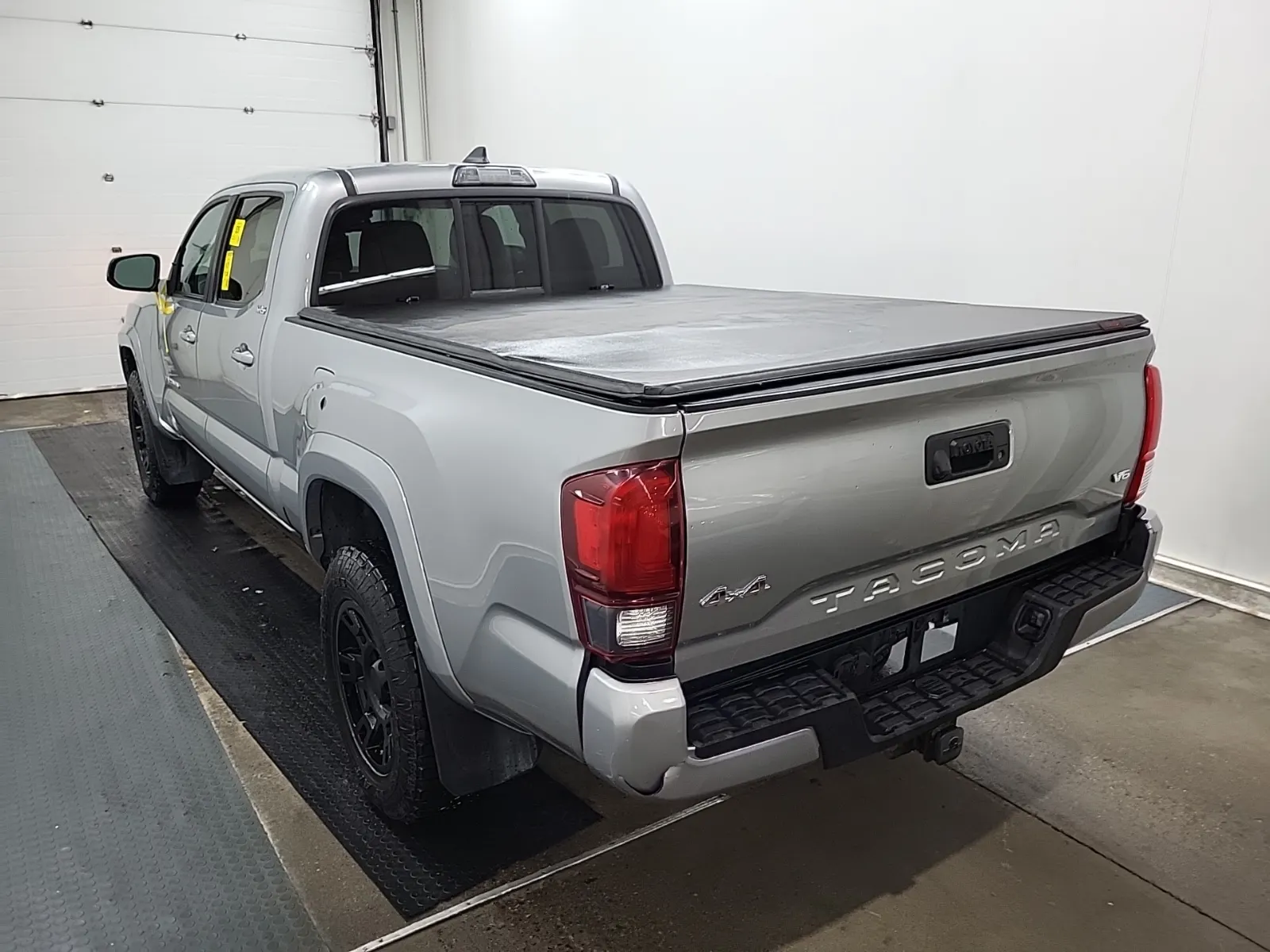Driver Rear 3/4 Photo