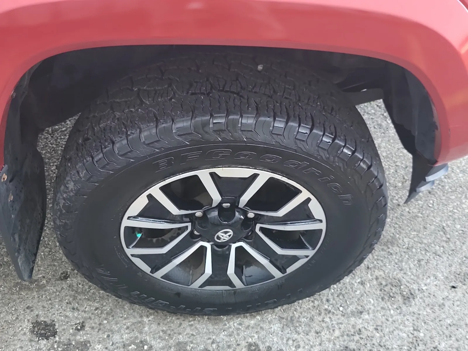 Right Front Wheel/Tire Photo