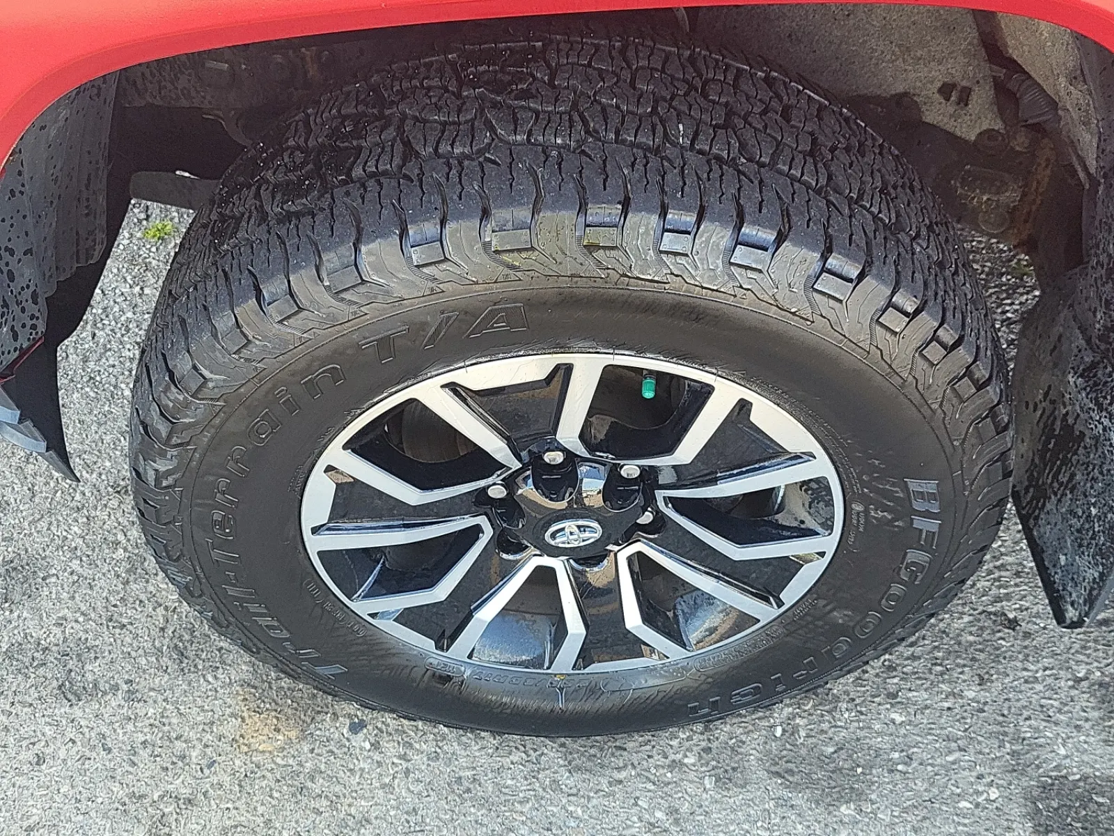Front driver wheel/tire photo