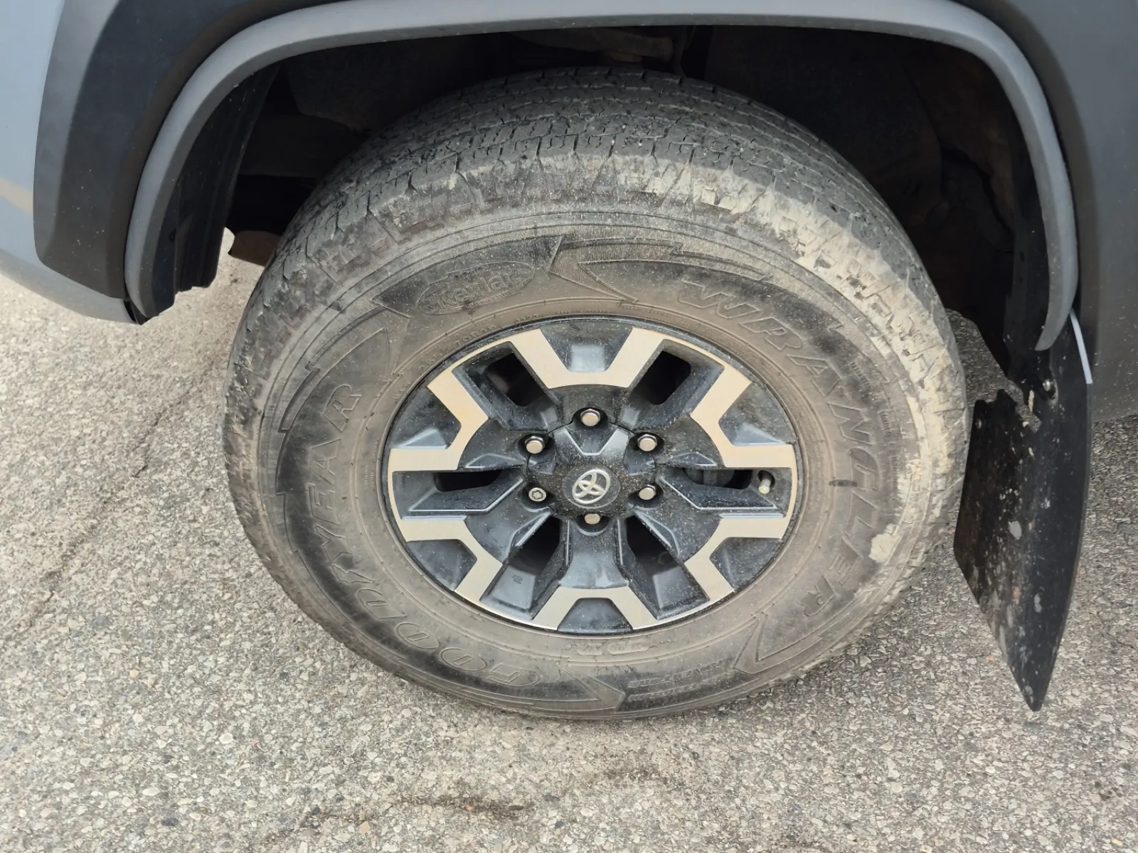 Front driver wheel/tire photo
