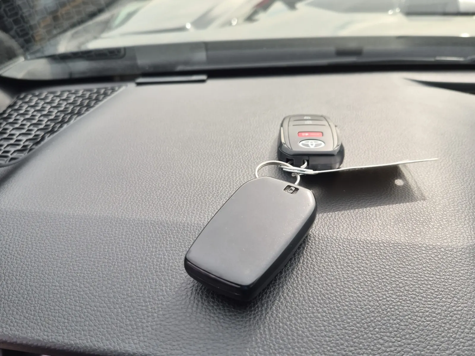 Keys/Fobs/Manual Photo
