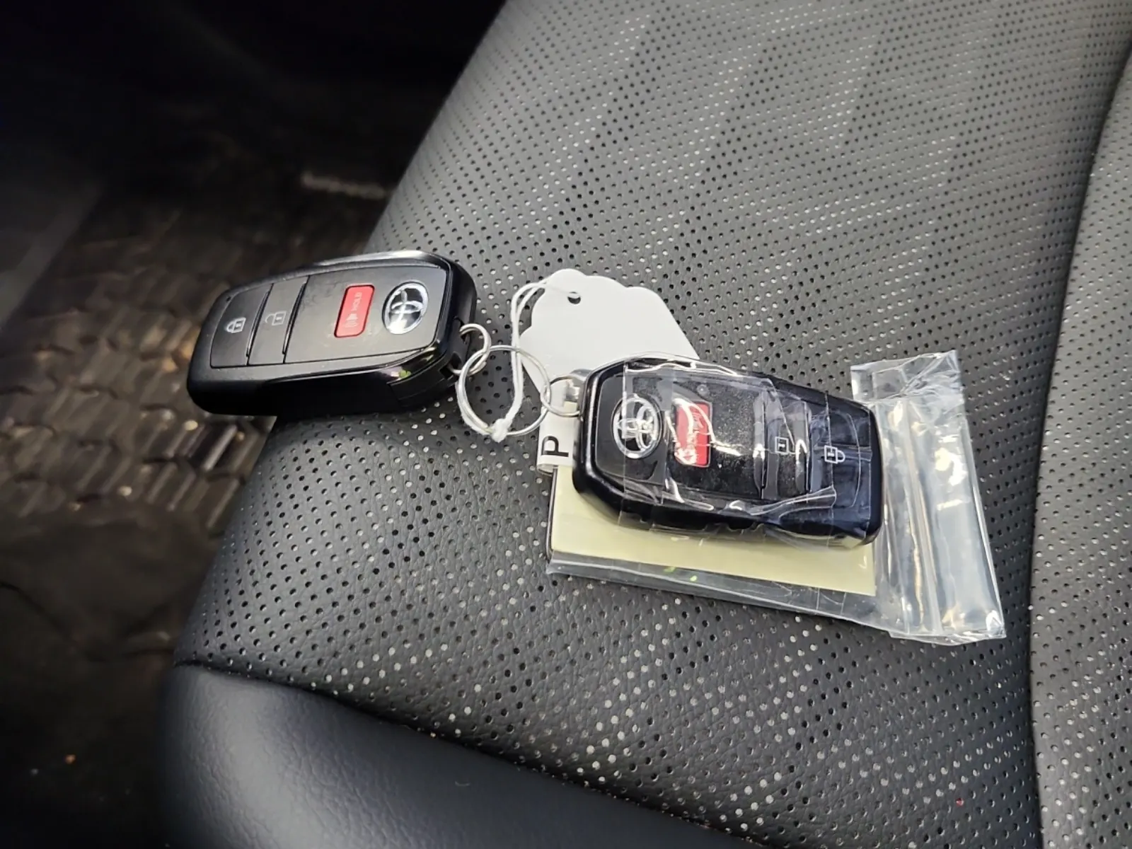 Keys/Fobs/Manual Photo