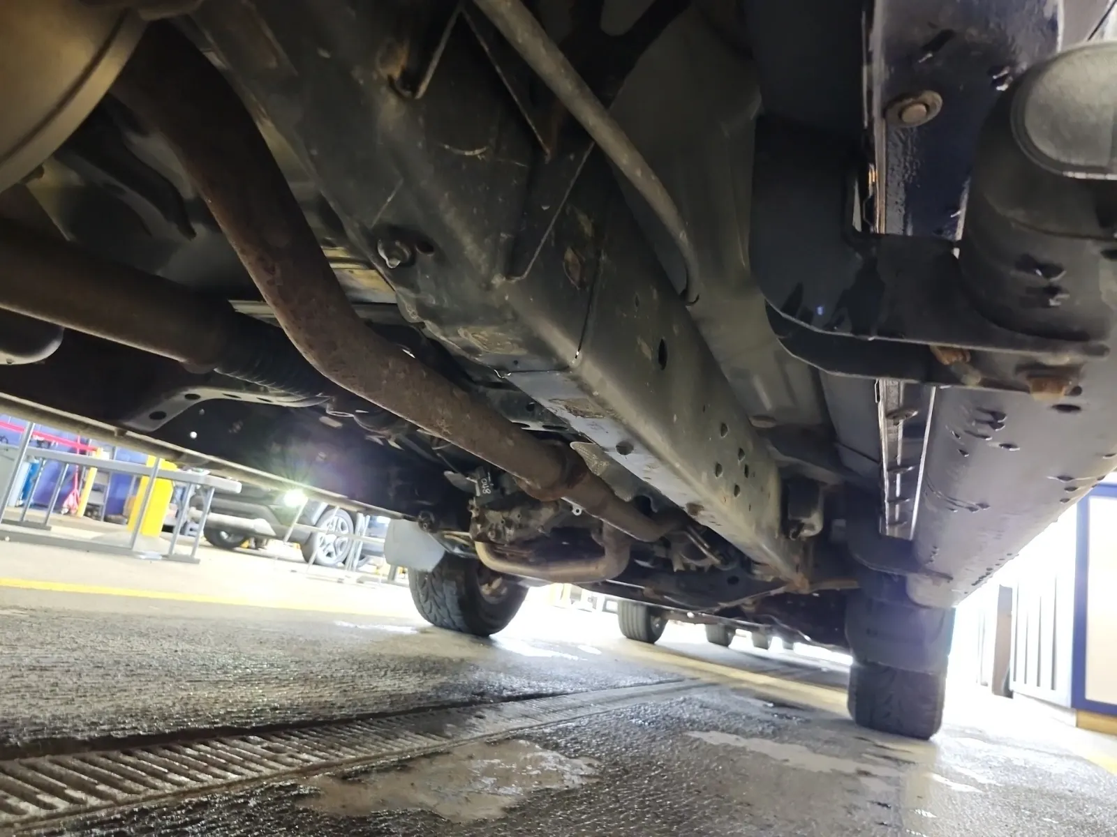 Undercarriage - Passenger Photo