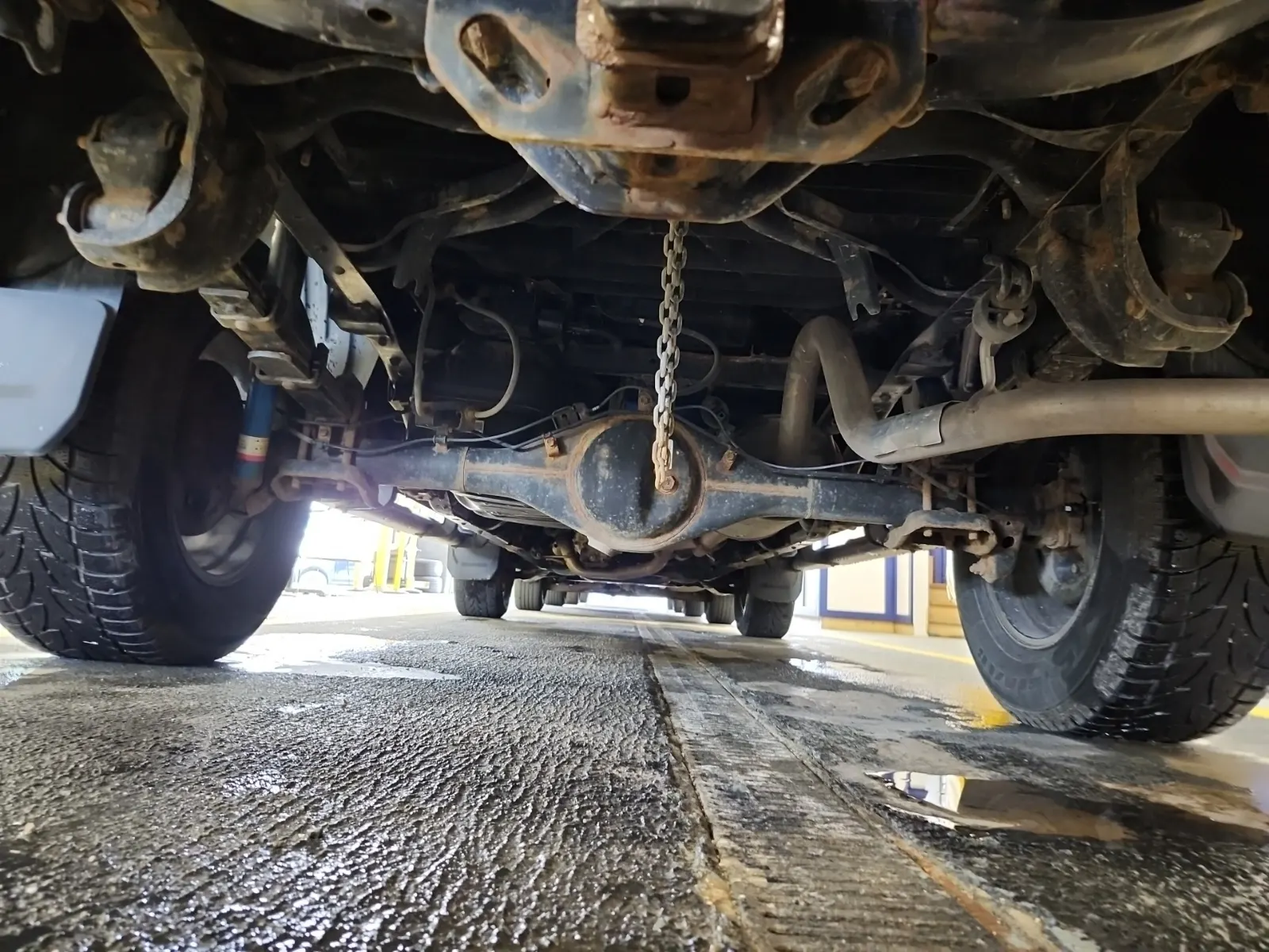 Undercarriage - Rear Photo