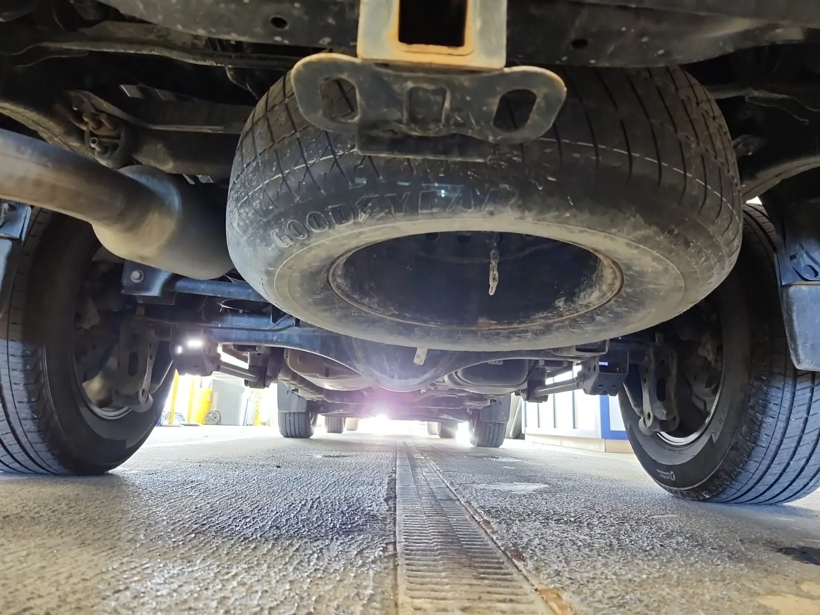 Undercarriage - Rear Photo