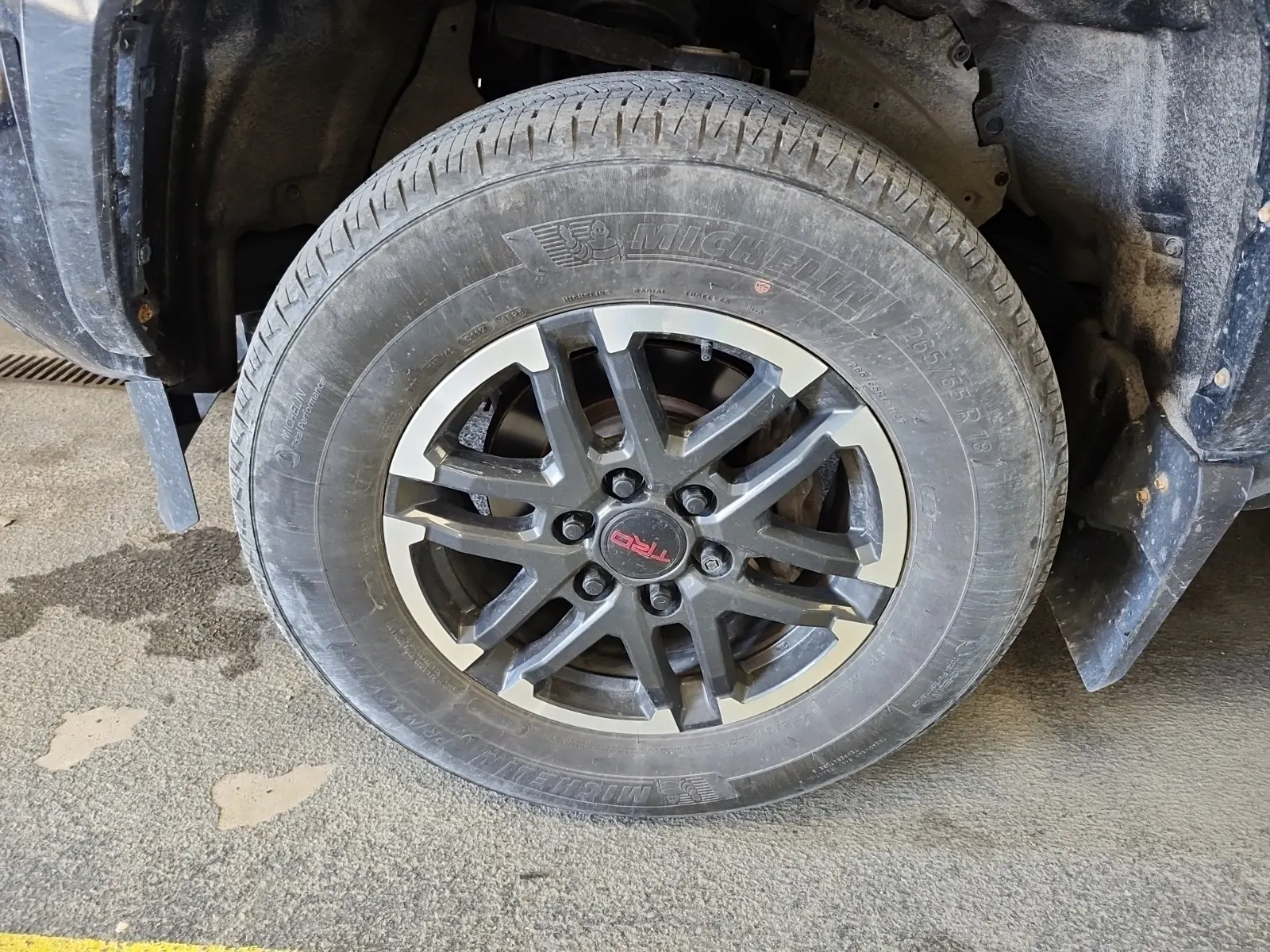 Front driver wheel/tire photo