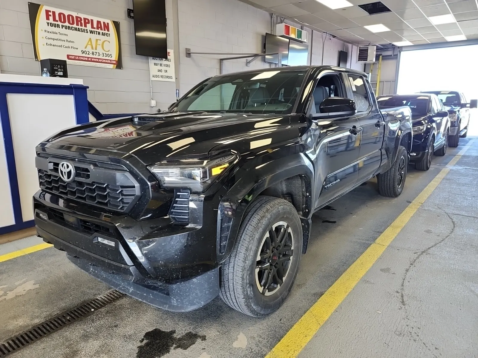 Front driver 3/4 photo