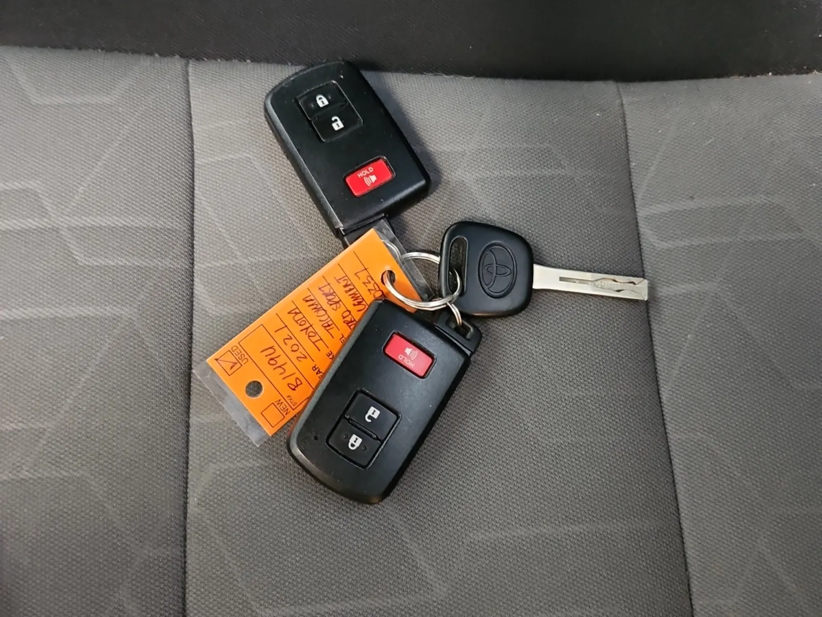 Keys/Fobs/Manual Photo