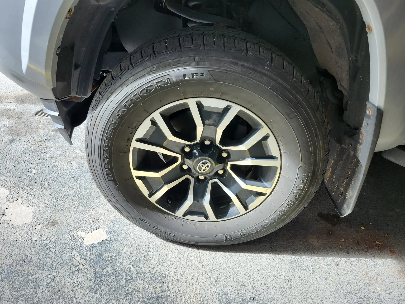 Front driver wheel/tire photo