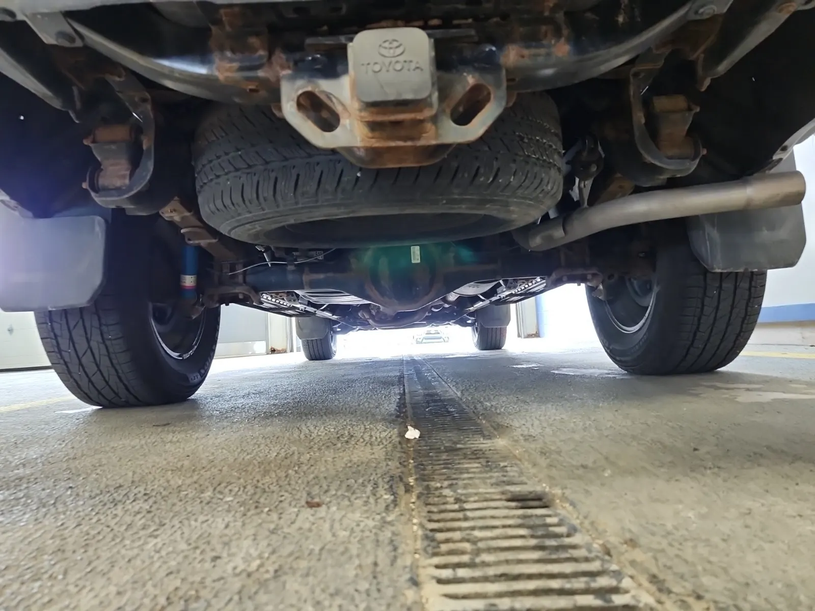 Undercarriage - Rear Photo