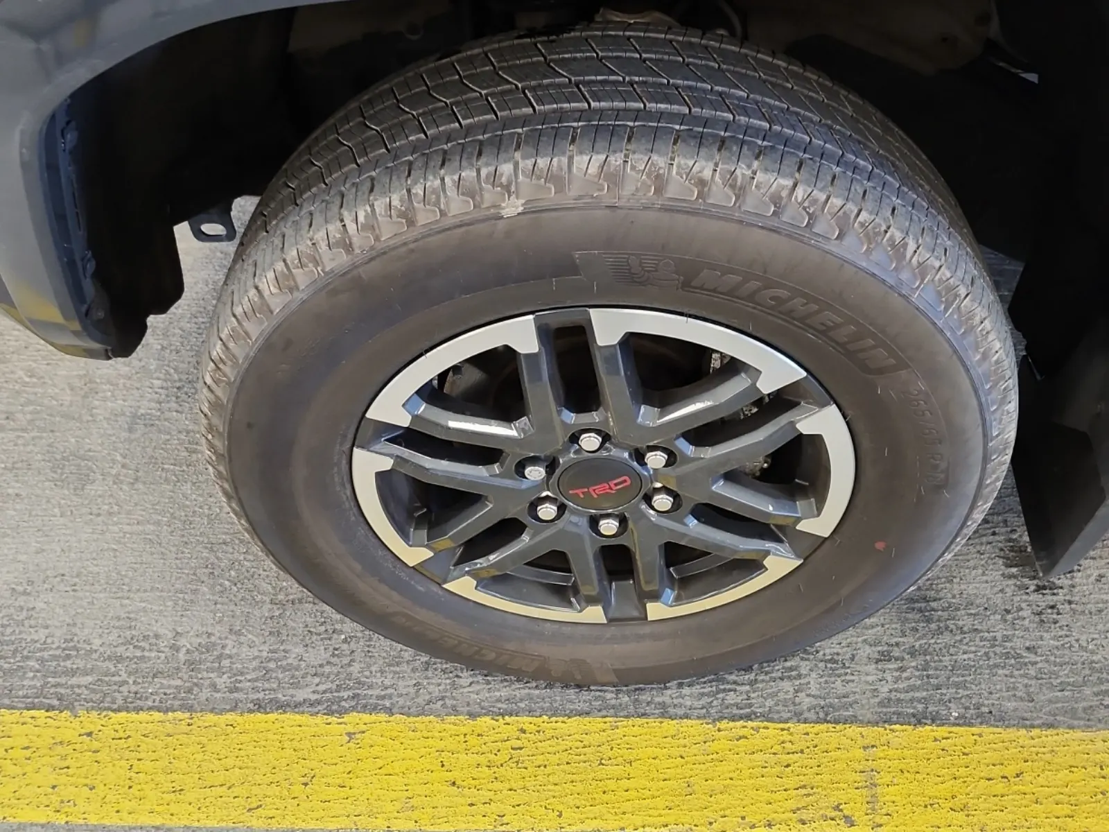 Front driver wheel/tire photo