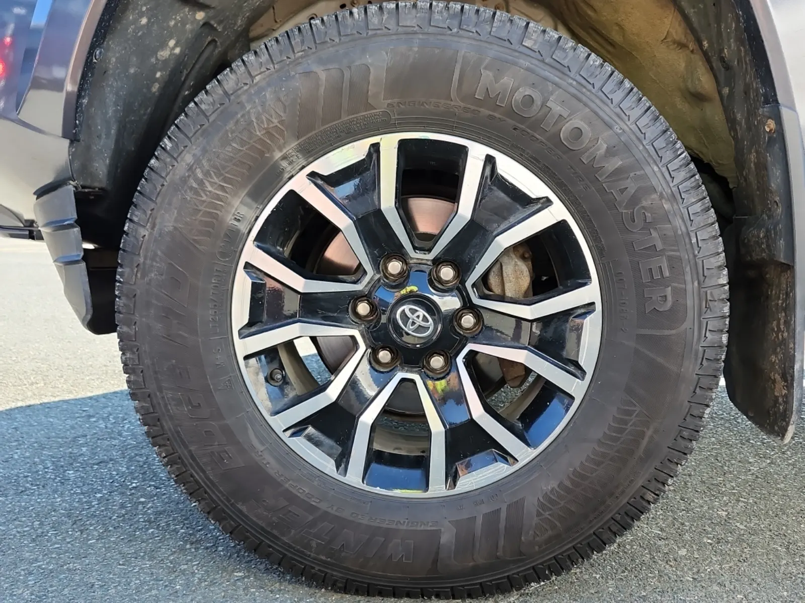 Front driver wheel/tire photo