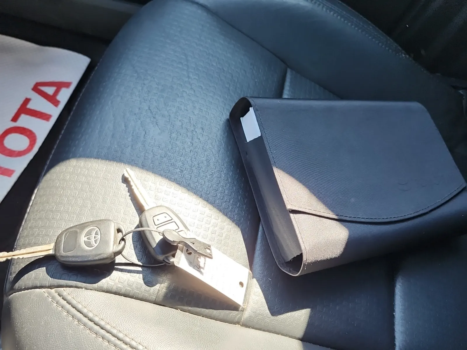 Keys/Fobs/Manual Photo