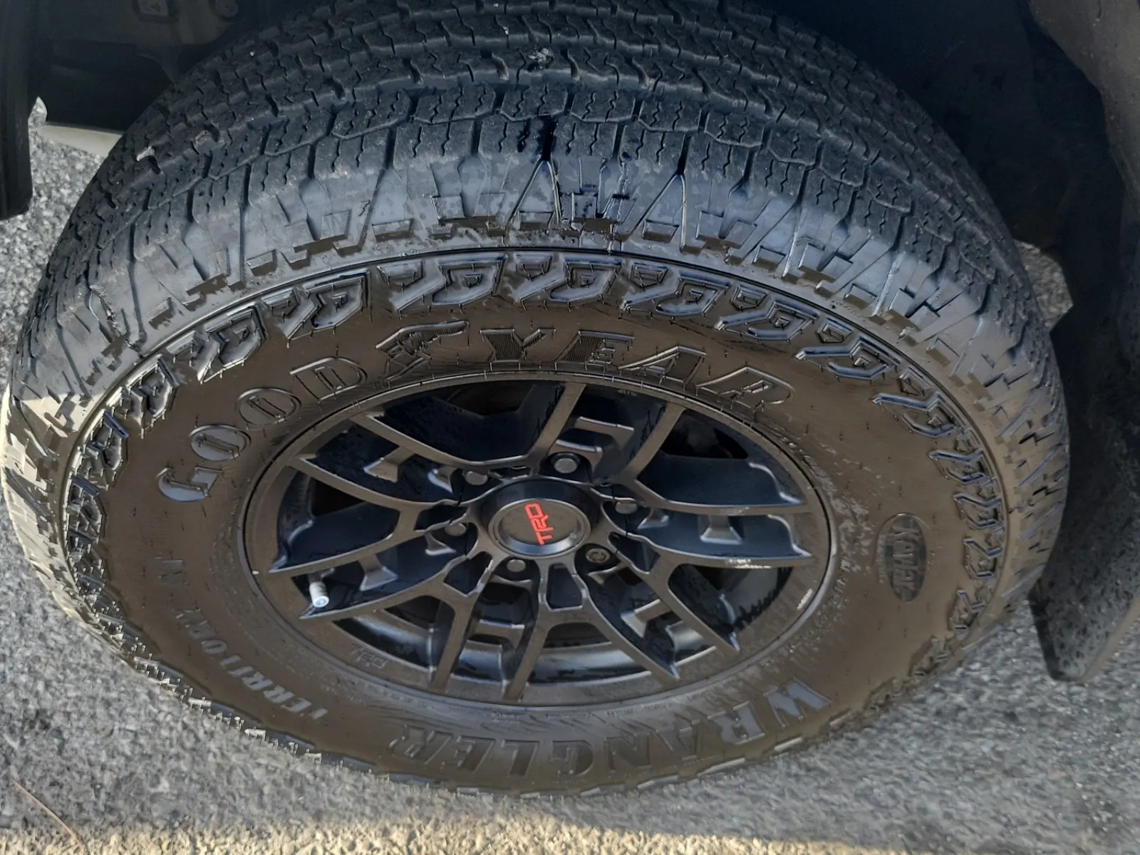 Front driver wheel/tire photo