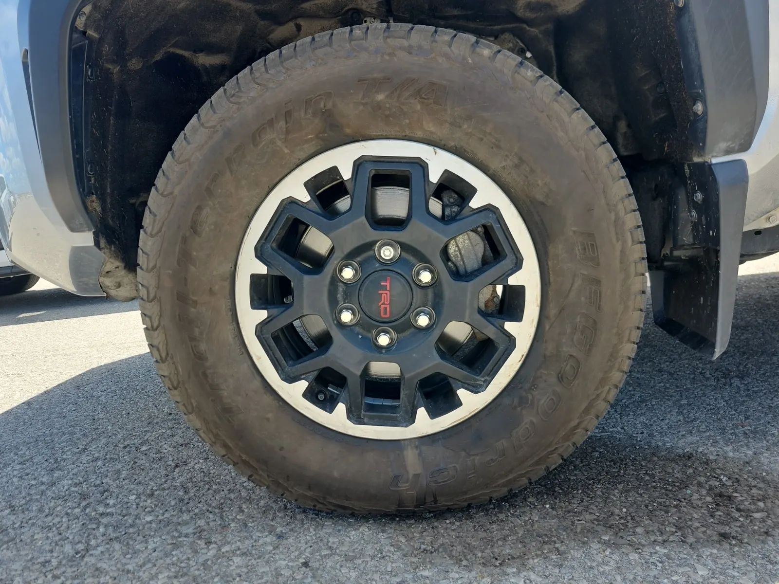 Front driver wheel/tire photo
