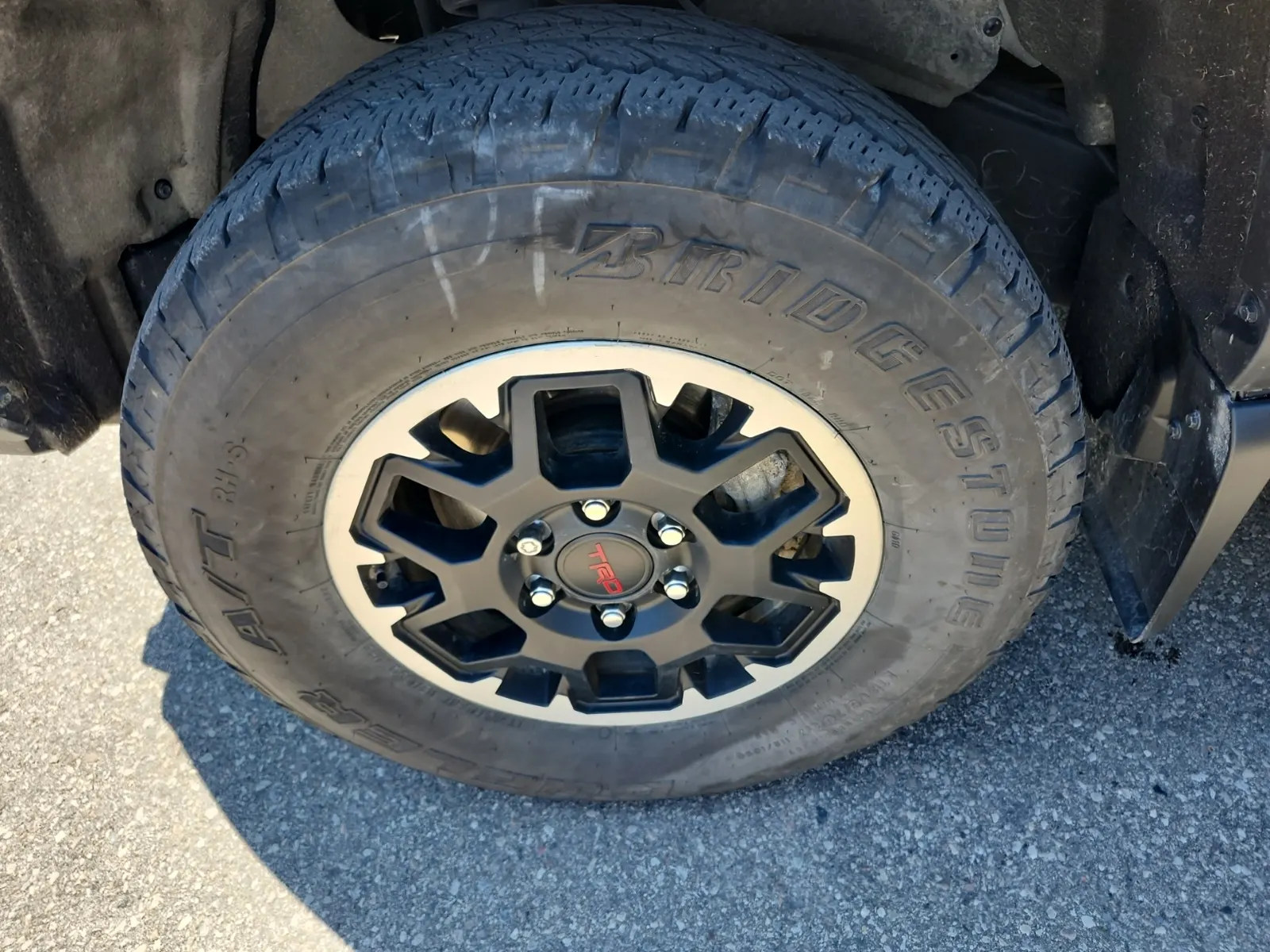Front driver wheel/tire photo
