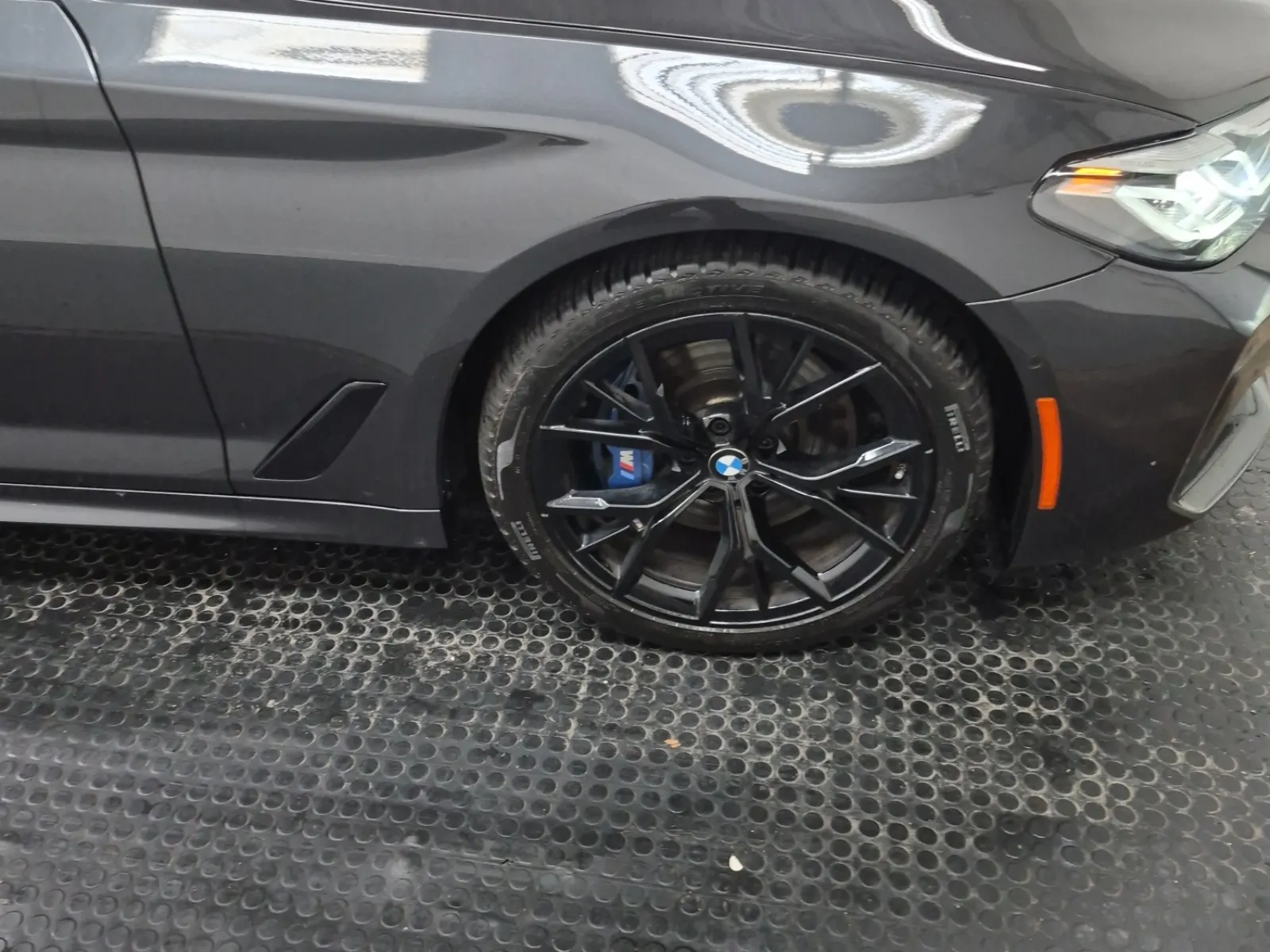 Right Front Wheel/Tire Photo