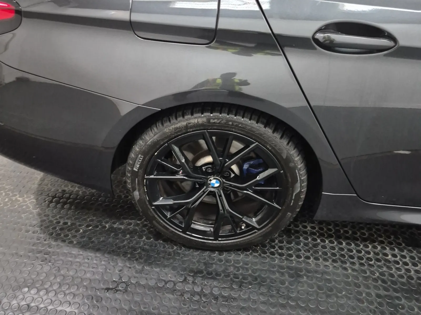 Right Rear Wheel/Tire Photo