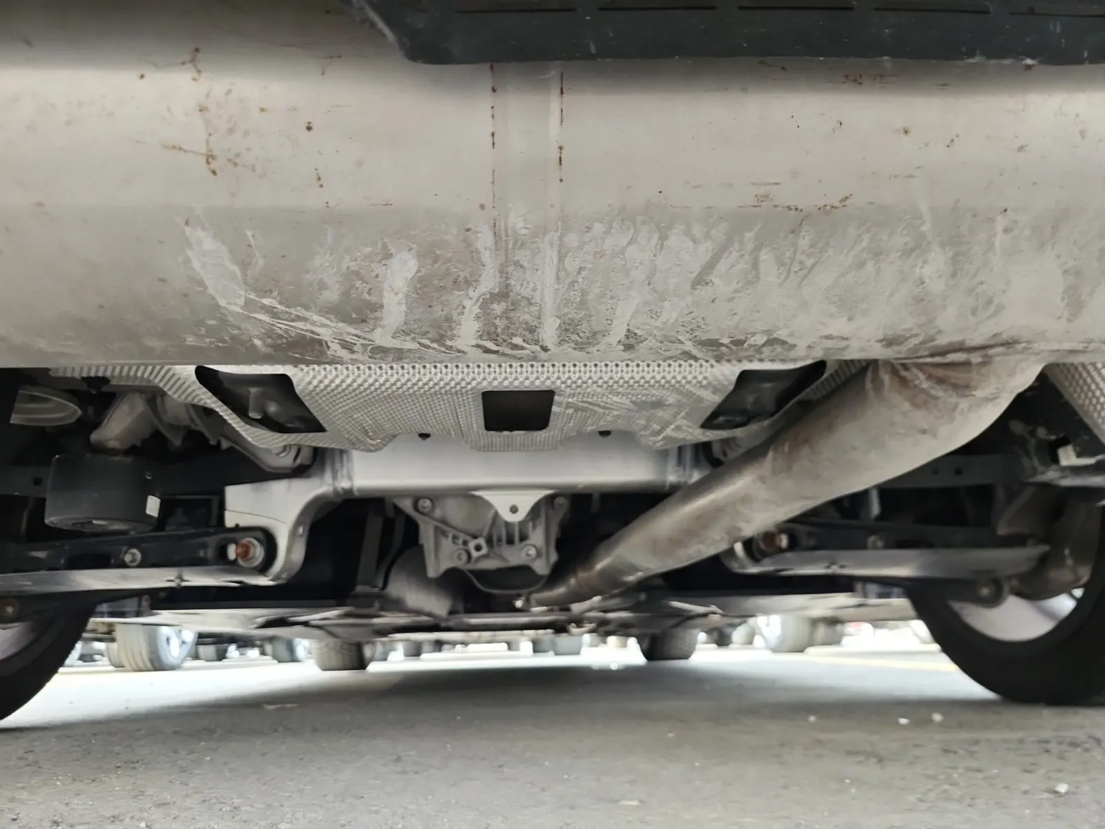 Undercarriage - Rear Photo