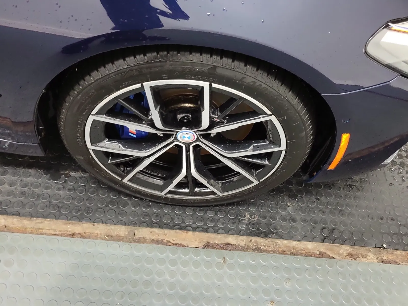 Right Front Wheel/Tire Photo