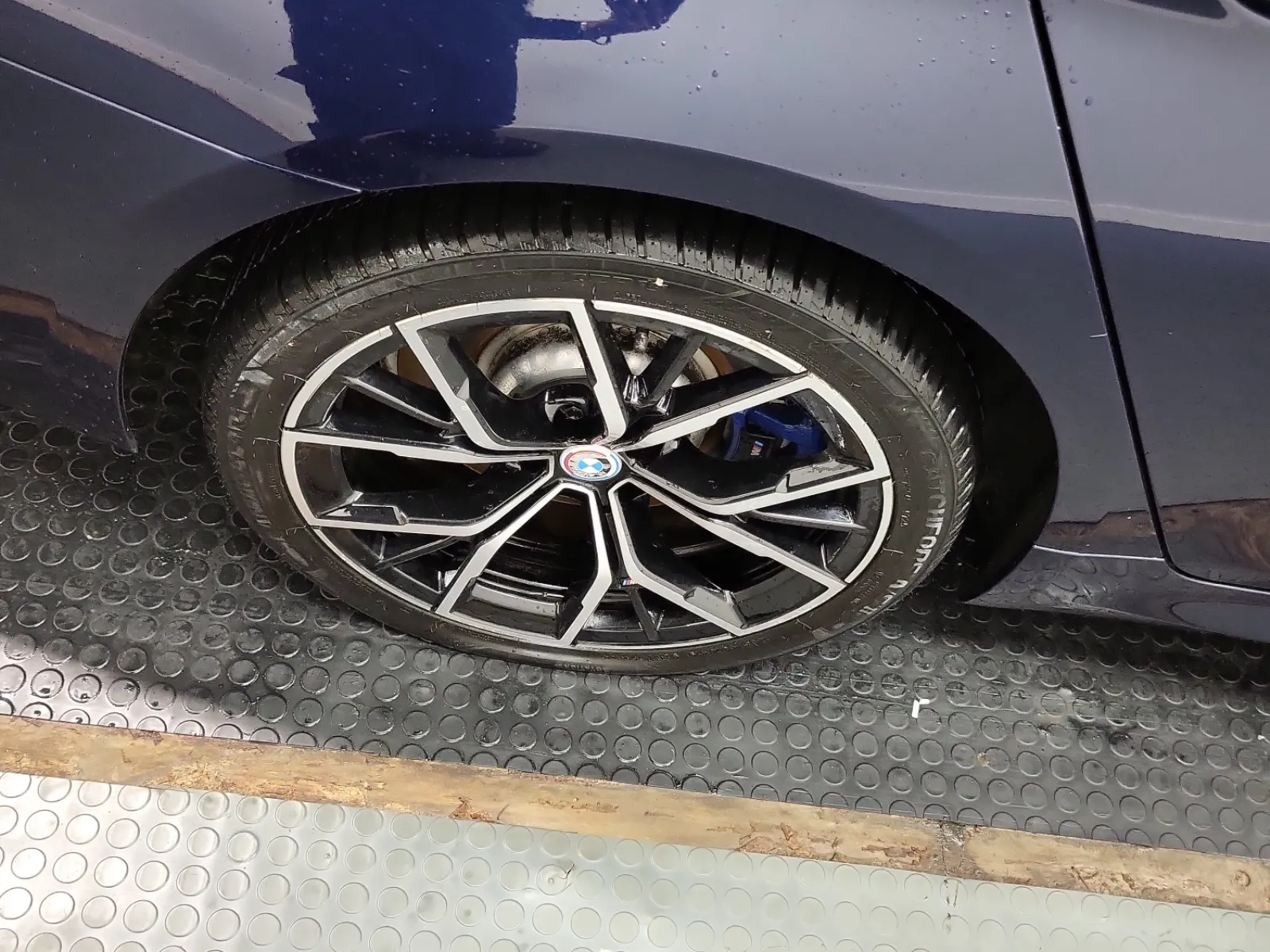 Right Rear Wheel/Tire Photo