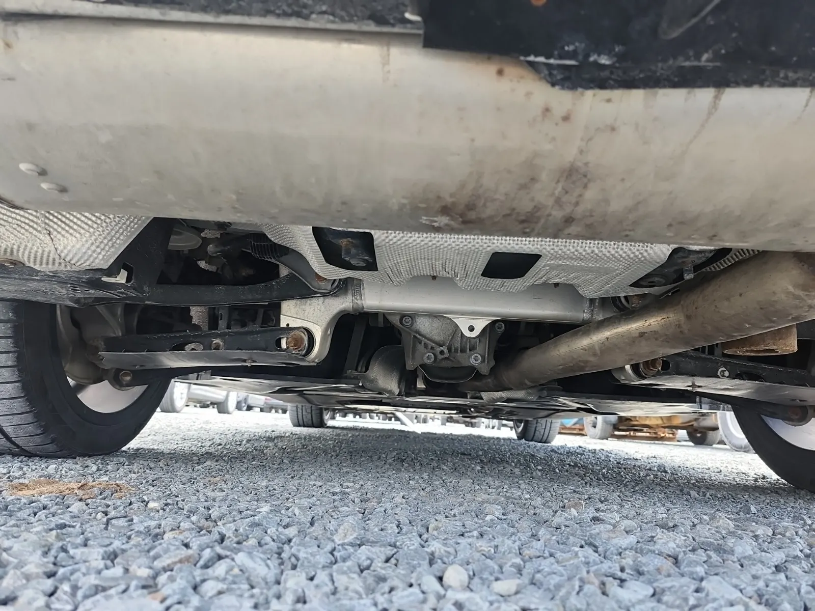Undercarriage - Rear Photo