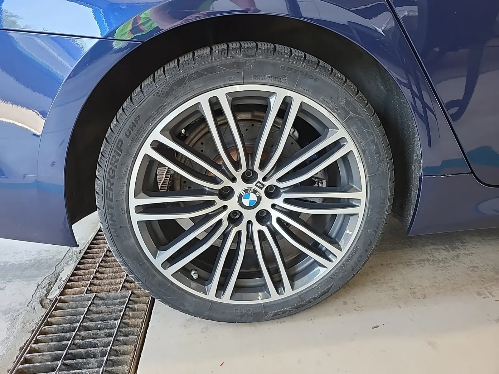 Right Rear Wheel/Tire Photo