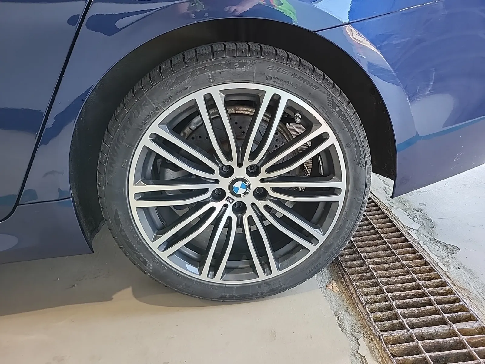 Left Rear Wheel/Tire Photo