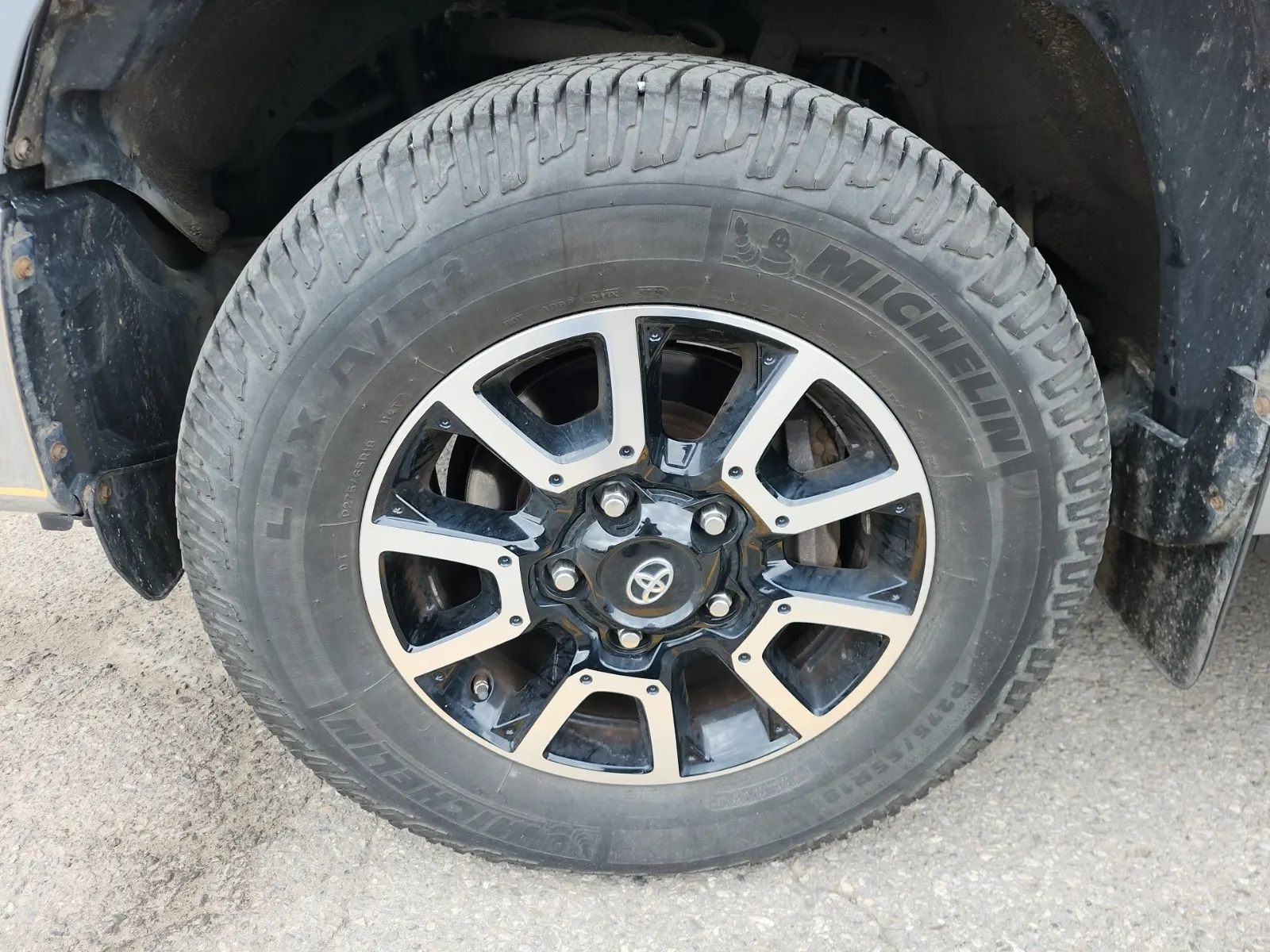 Front driver wheel/tire photo