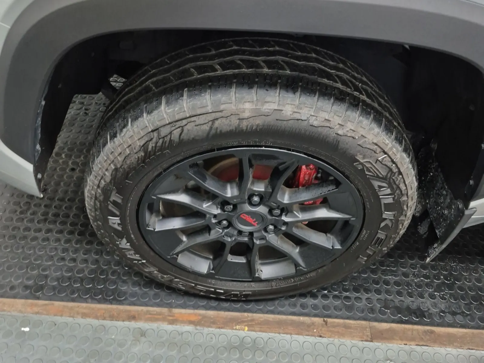 Front driver wheel/tire photo