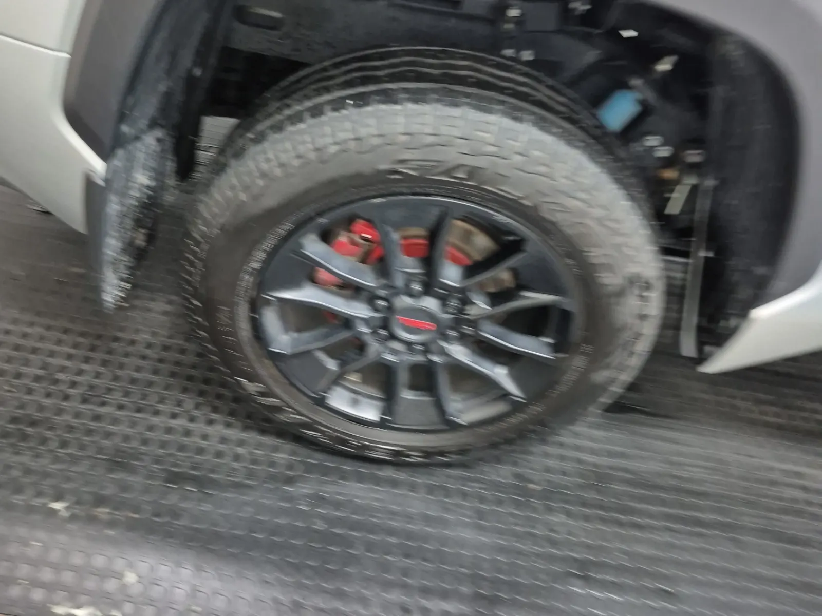 Right Rear Wheel/Tire Photo