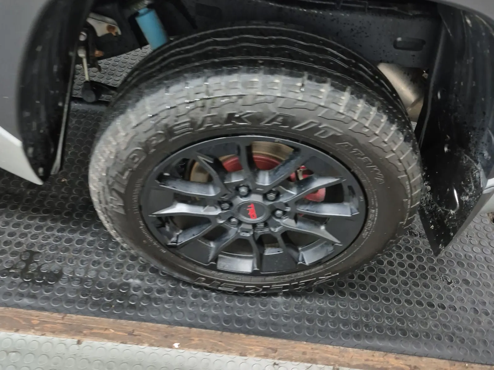 Left Rear Wheel/Tire Photo