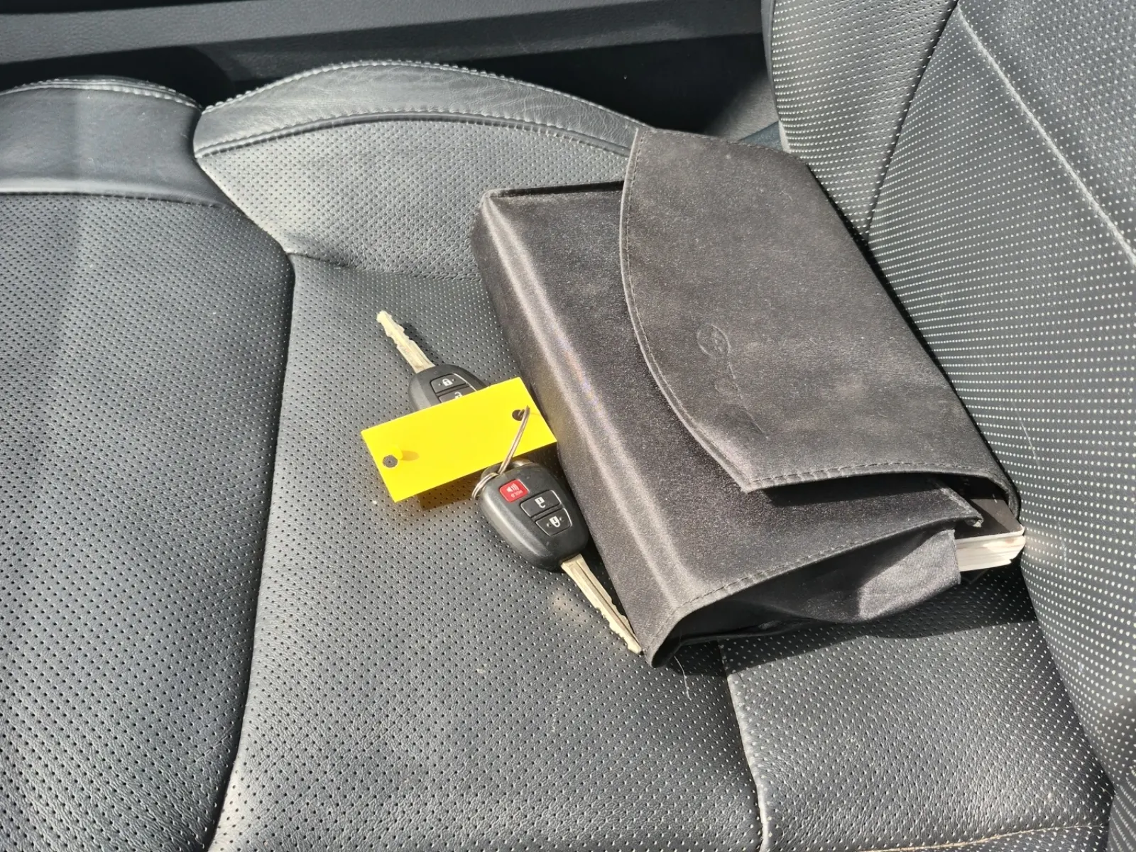 Keys/Fobs/Manual Photo