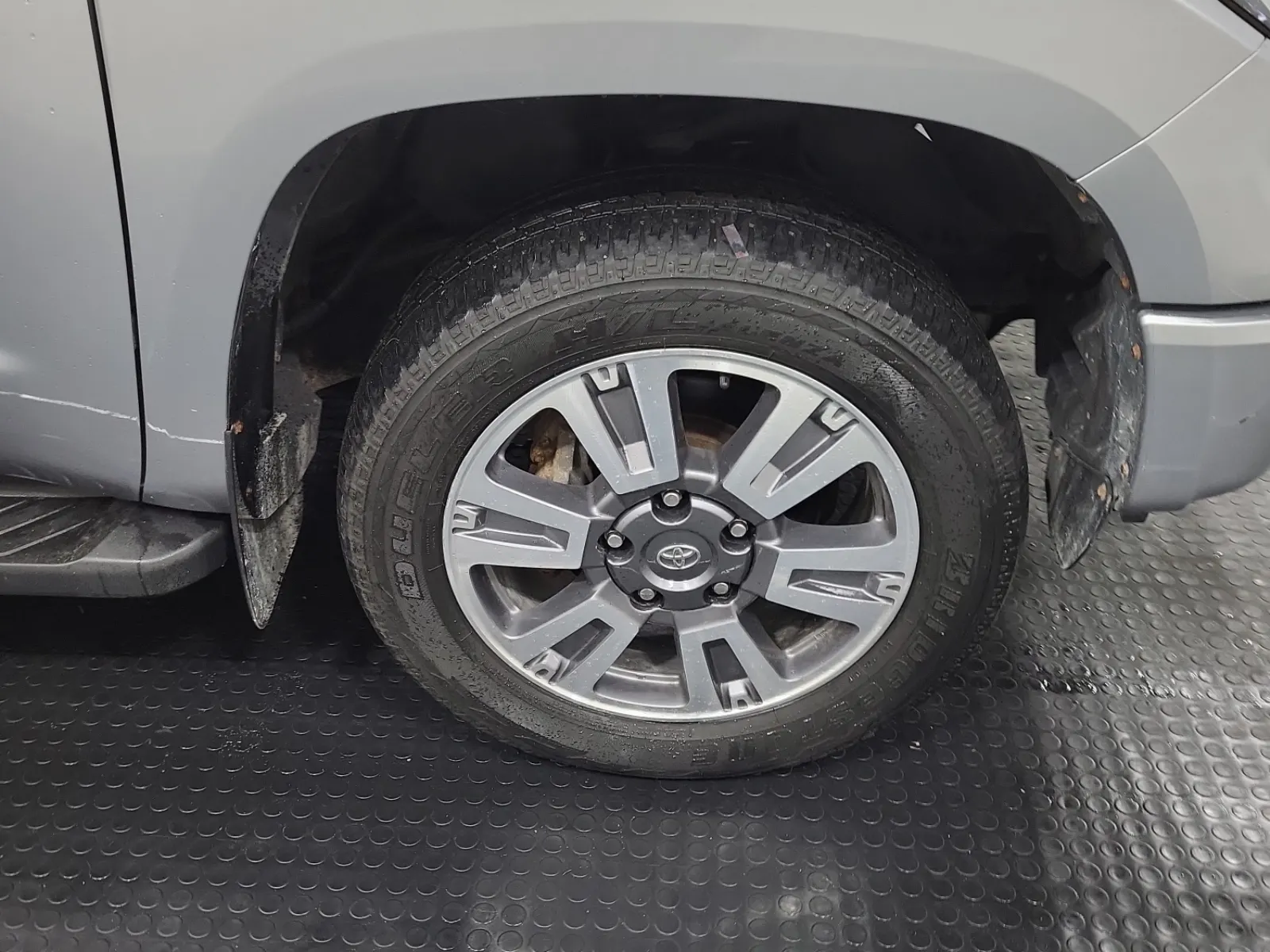Right Front Wheel/Tire Photo
