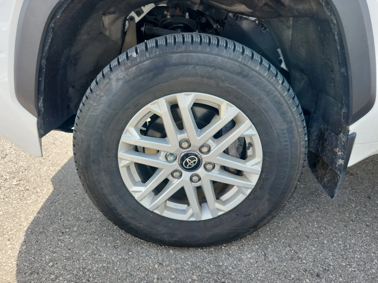 Front driver wheel/tire photo