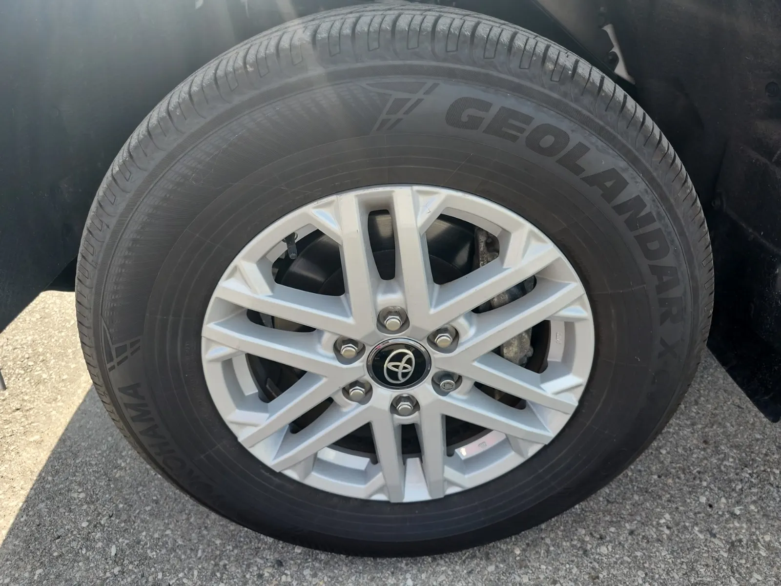 Front driver wheel/tire photo